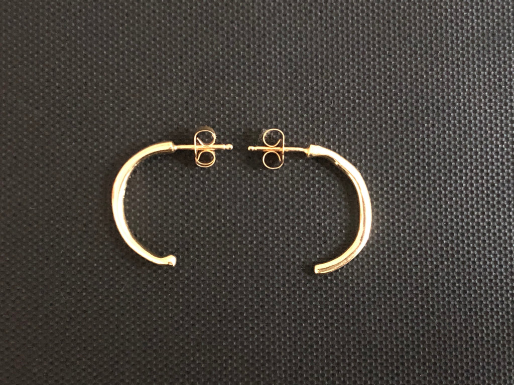 18k Short Clasp Earrings